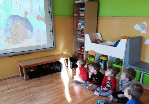 Dzieci oglądają prezentację o misiach